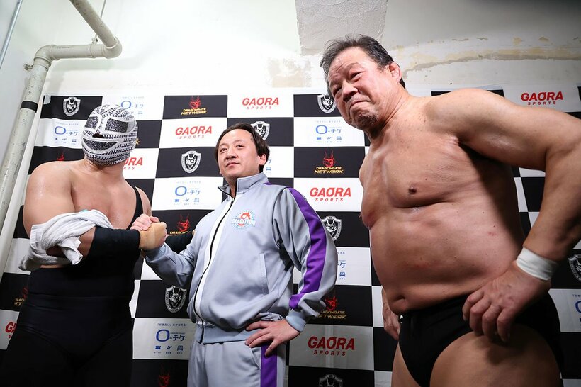 ストロングマシーン・Ｊと藤波辰爾はタッグを組んでアジアタッグに挑戦。中央はLEONA