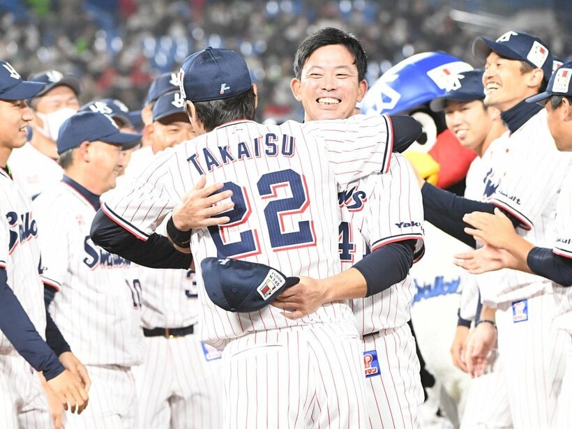  胴上げ後、高津監督(中央左)にハグされる雄平（東スポWeb）