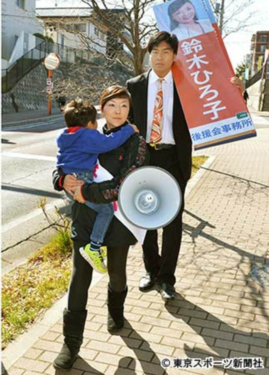 鈴木氏（手前）は３歳の息子を抱えながら夫のＫＥＮＳＯとともに政治活動をスタートさせた