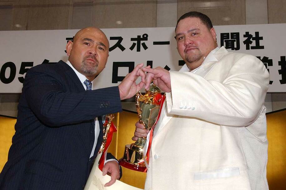 ２００５年度プロレス大賞で最優秀タッグ賞に輝いた武藤敬司と曙