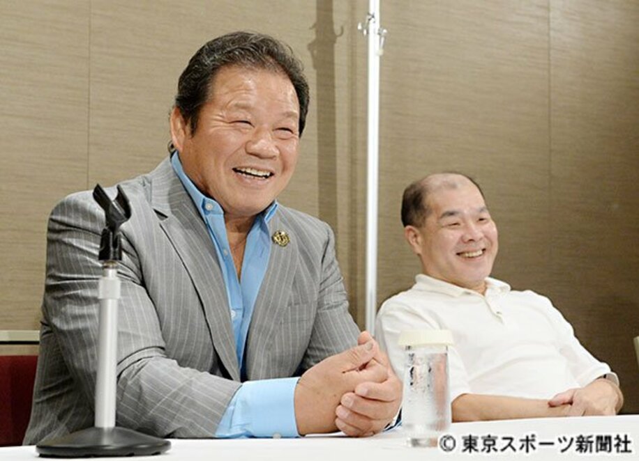  藤波辰爾（左）と和田京平名誉レフェリー