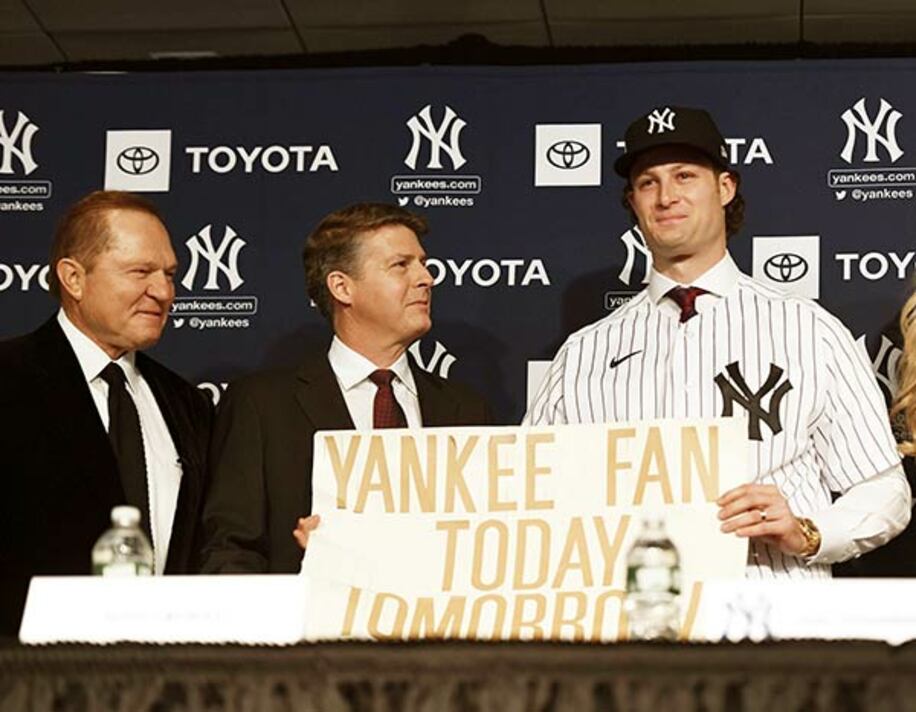  昨年１２月１８日に行われたヤンキース入団会見でコール（右）と笑顔のボラス氏（左、ロイター＝USA　TODAY　Sports）