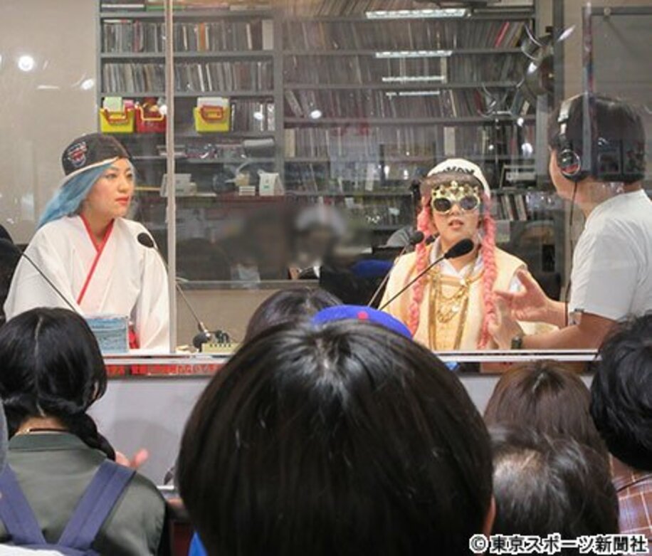ラジオに生出演した「日本エレキテル連合」の（左から）橋本小雪（ＭＣ巫女）と中野聡子（ＤＪ神）