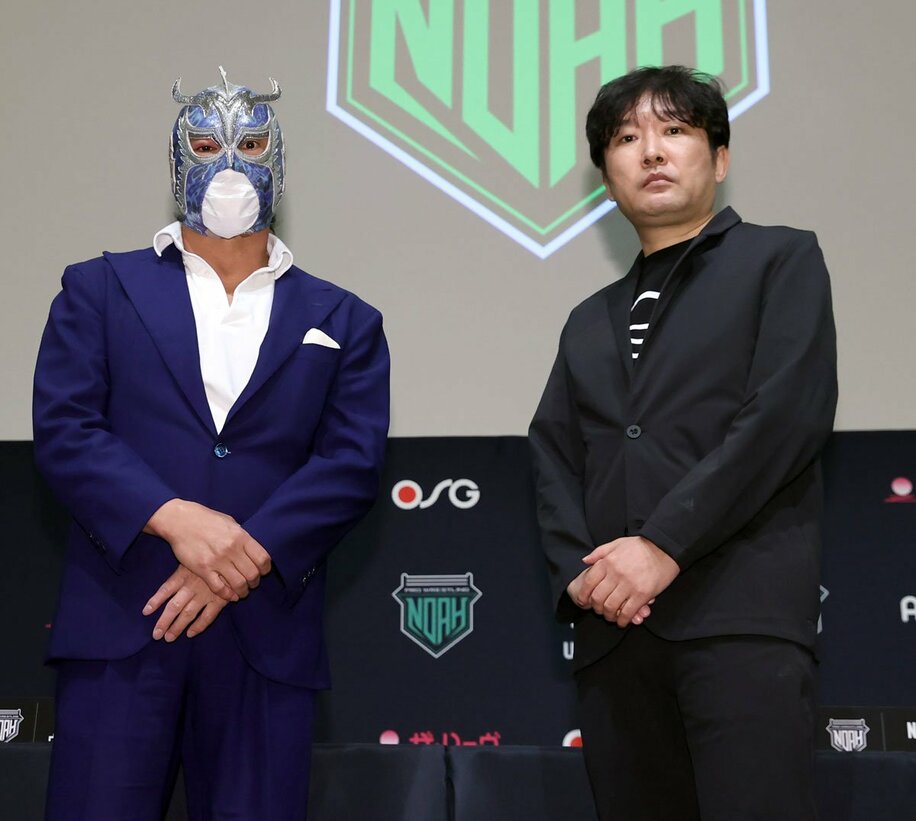  左からウルティモ・ドラゴン、サイバーファイト取締役・武田有弘氏（東スポWeb）