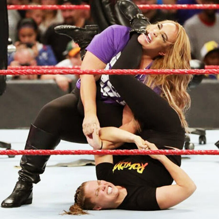  ロンダ（下）は王者ナイアの左腕を締め上げた（C)2018　WWE,　Inc.　All　Rights　Reserved.