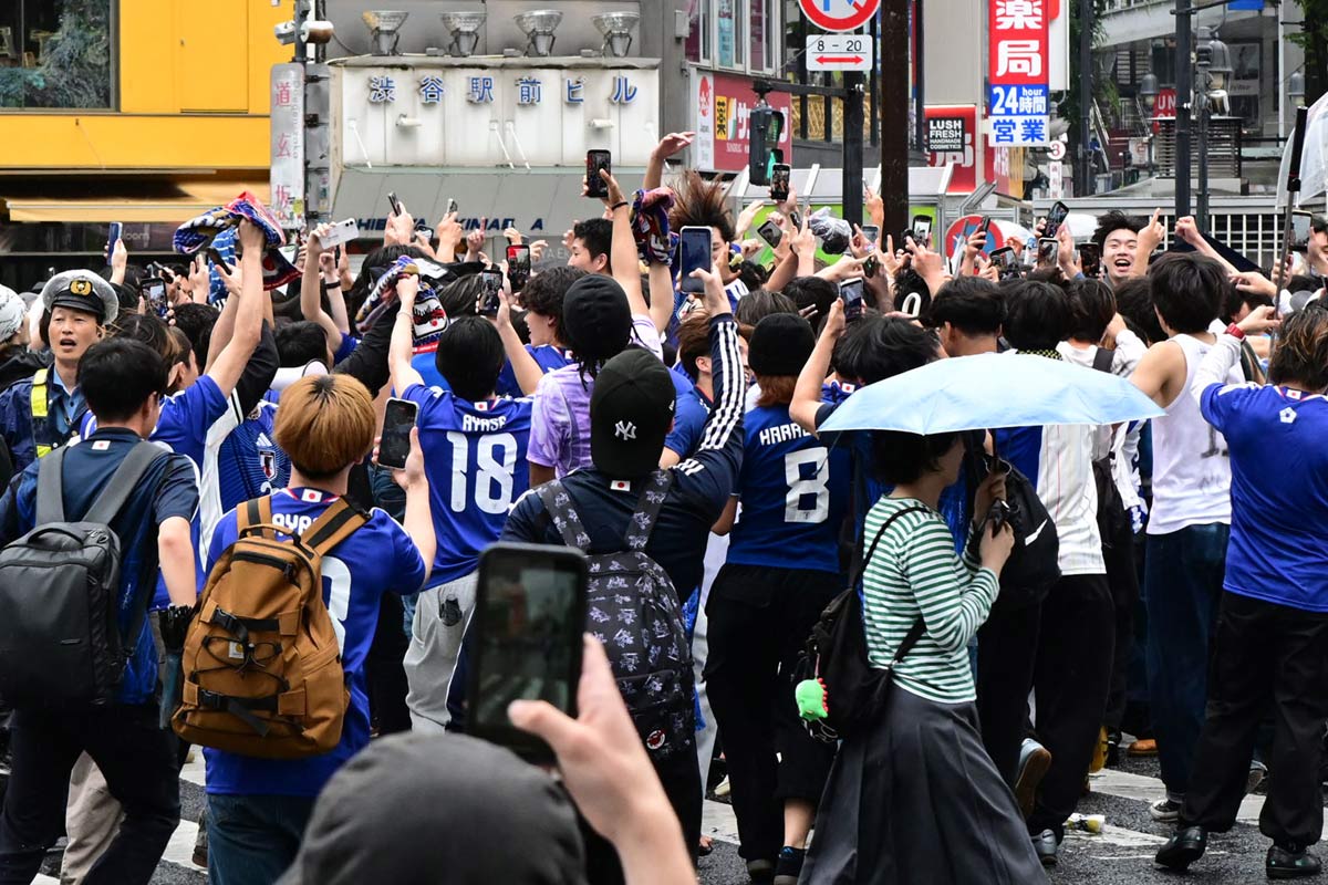 渋谷で盛り上がるサッカーファンの熱狂