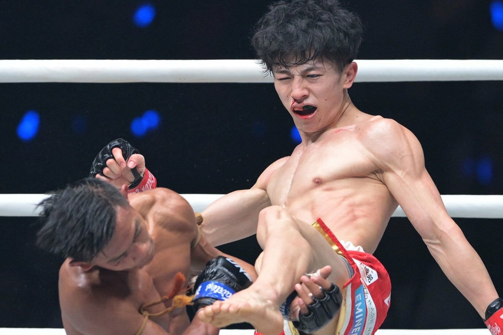 【写真】出血してもソンチャイノーイ(左)を攻める吉成