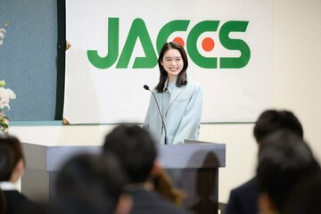 入社式にサプライズ登壇した高石あかり