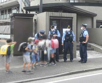  小室さんの自宅マンション前には警察官が立番
