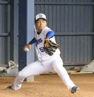  ブルペンで投球する中日・山本