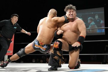 羆嵐(右)のアゴにスライディングDを叩き込む田中将斗（©博文社）