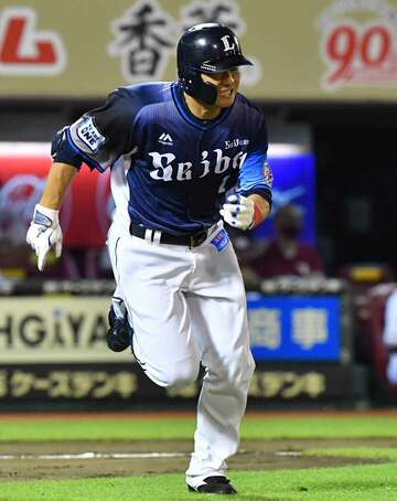  １９９９安打となる右前打を放った西武・栗山