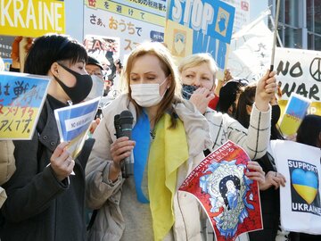  支援を呼びかける在日ウクライナ人の女性たち（東スポWeb）