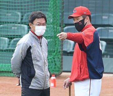  河田ヘッド（左）と佐々岡監督