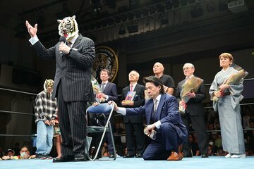 リングで挨拶する初代タイガーマスク