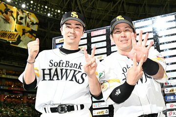 お立ち台で甲斐(右)と「交流戦２７勝」のポーズを決めるソフトバンク・和田