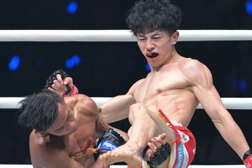 【写真】出血してもソンチャイノーイ(左)を攻める吉成