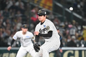 ５回、ソフトバンク・周東の打球が直撃した阪神・高橋遥人