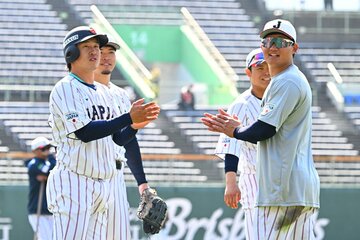 侍ジャパンの宮崎キャンプ（左から小園海斗、佐藤輝明、中山礼都、森下翔太）