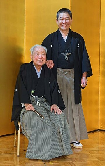  襲名記者会見を行った四代目三遊亭金馬（左）と五代目三遊亭金馬