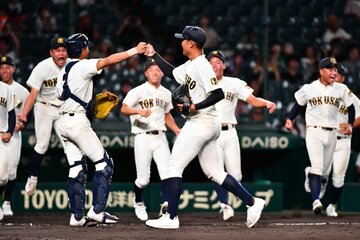 強豪・愛工大名電に競り勝ち１２年ぶりの甲子園勝利を喜ぶ徳島商ナイン