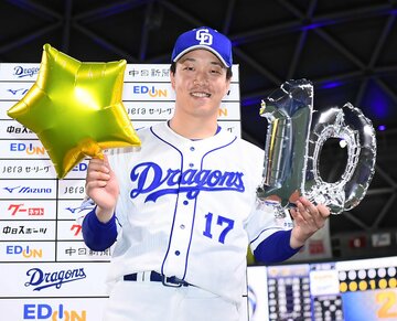  試合後、お立ち台で笑顔の中日・柳（東スポWeb）