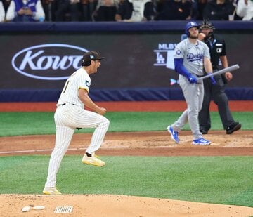 ３回、二死満塁のピンチを切り抜け雄たけびをあげるダルビッシュ