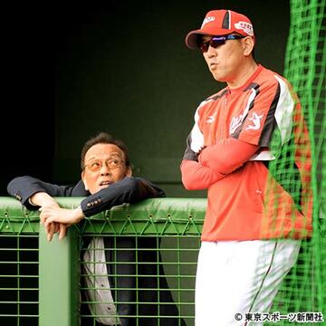 今年の沖縄キャンプで語り合う大下氏（左）と野村監督