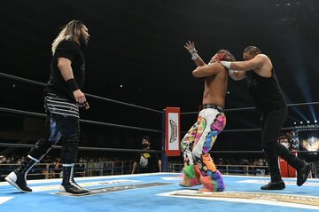  高橋ヒロム(中)を襲撃したＥＶＩＬ(左)