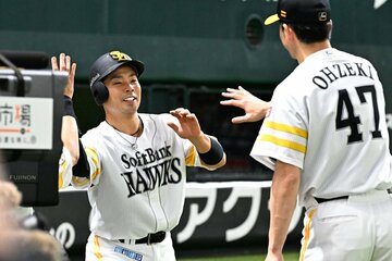 ４回、二盗に成功し山川の適時打で生還した近藤健介（左）