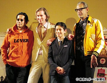  トークショーを行ったアンダーソン監督（左から２人目）ら