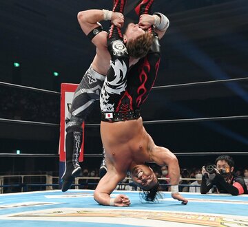  オスプレイ(上)とハイレベルすぎる死闘を繰り広げた鷹木