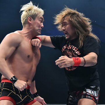  オカダ（左）と激しくやり合う内藤