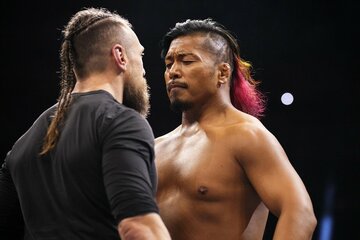 ブライアン・ダニエルソン（左）とにらみ合う鷹木信悟©All　Elite　Wrestling
