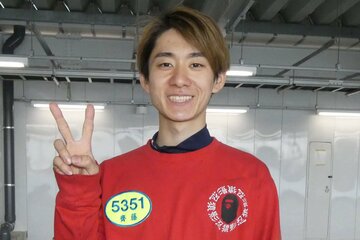 ２世対決を制してＶサインの斉藤廉