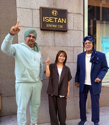 伊勢丹新宿店でタイガー・ジェット・シン(右)、シンJr.(左)と出くわしたSareee(工藤めぐみ40周年記念大会「邪道伝説」提供)