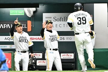 ７回、移籍後初本塁打を放った山本祐大(右)を迎えるソフトバンク・小久保監督