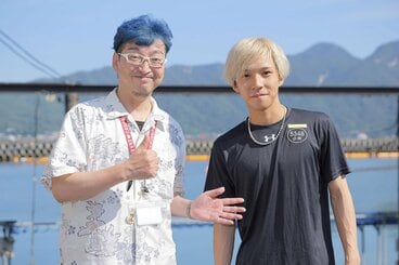 宮崎経督記者（左）と小林甘寧