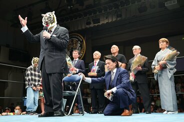 リングで挨拶する初代タイガーマスク