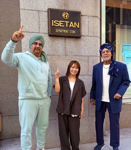 伊勢丹新宿店でタイガー・ジェット・シン(右)、シンJr.(左)と出くわしたSareee(工藤めぐみ40周年記念大会「邪道伝説」提供)