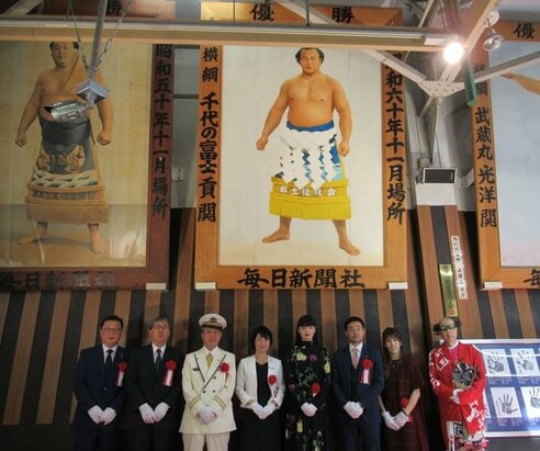 名横綱・千代の富士の優勝額をJR両国駅改札内に設置 長男・秋元剛氏