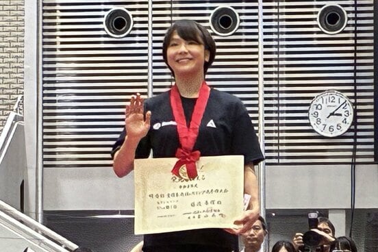 女子57キロ級優勝の表彰を受ける藤波朱理