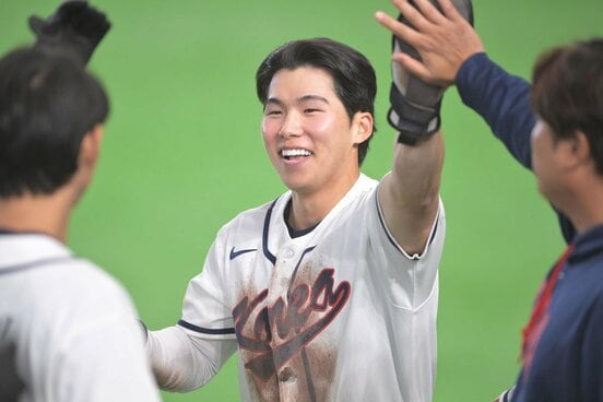 ８回、生還しチームメイトと喜ぶキム・ヘソン