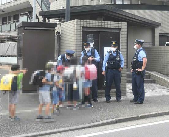  小室さんの自宅マンション前には警察官が立番