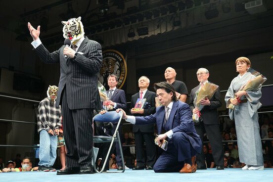 リングで挨拶する初代タイガーマスク
