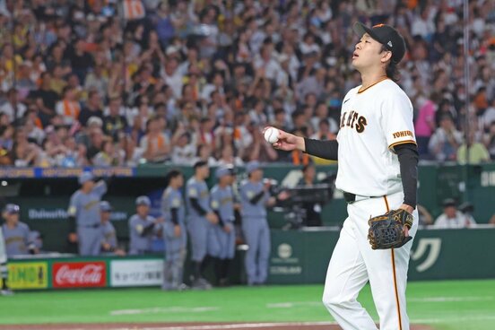 6回降板となり、天を仰ぐ巨人・山崎伊織(右)