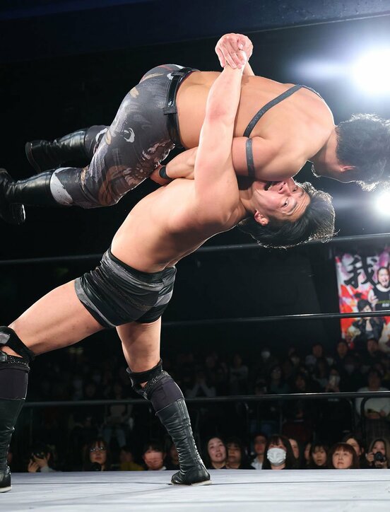 加藤良輝(上)をスロイダーでぶん投げる安齊勇馬