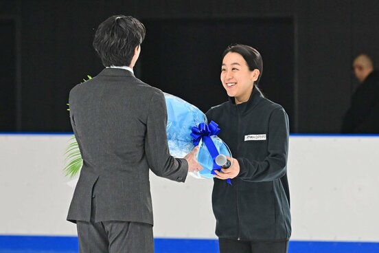島田高志郎に花束を手渡した浅田真央(右)