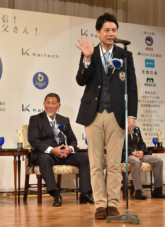  清原和博氏(左)の前でスピーチする石井亮次アナ