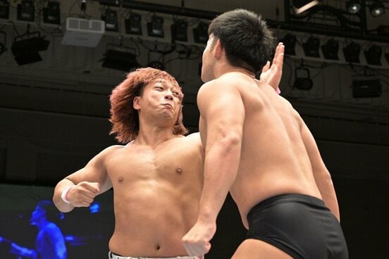 中原大誠(右)にエルボーを打ち込む海野翔太